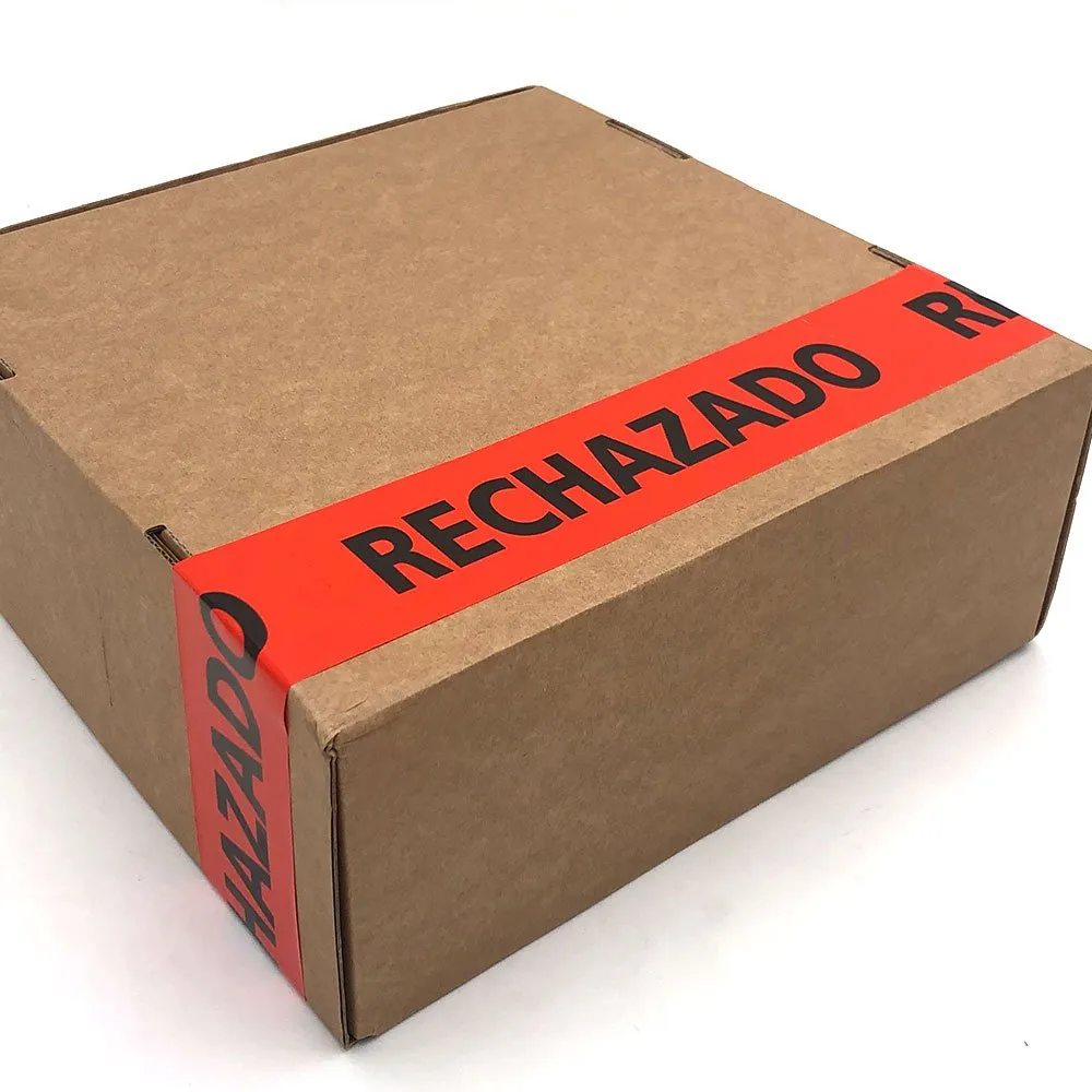 CInta adhesiva sobre caja con texto rechazado en color rojo