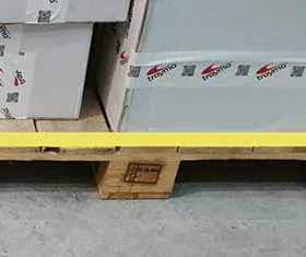 Marcaje de zonas de palets con esquineros adhesivos de marcaje de suelos industriales