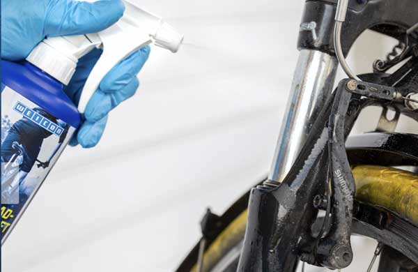 Limpiar la bicicleta con espuma