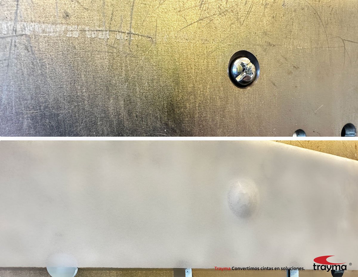 Image montrant le test de conformité du ruban tesa 54411 scellant une tête de vis dépassant légèrement de la tôle d'acier.