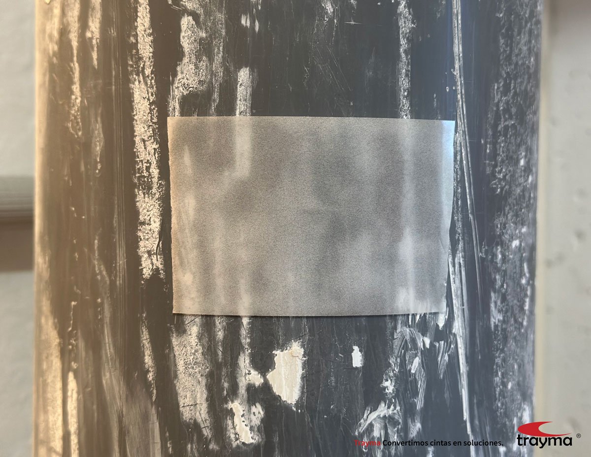 Sur la photo: test du ruban d'étanchéité tesa 54411 sur un tuyau en PVC utilisé pour l'évacuation des eaux de pluie. 