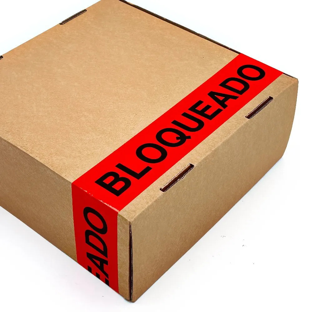 Caja de cartón a la que se le ha aplicado la cinta adhesiva de color naranja - rojo con el texto de BLOQUEADO.
