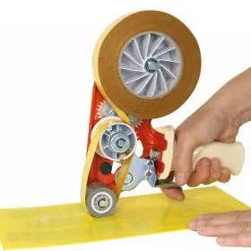 Aplicando cinta doble cara con el dispensador para cintas transfer