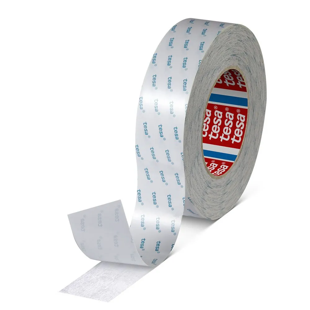 tesa 4943 es una cinta de doble cara de tejido no tejido (tisú), con adhesivo acrílico tackificado, para empalme de bobinas, pegado de cuero y tejidos, entre otras aplicaciones.